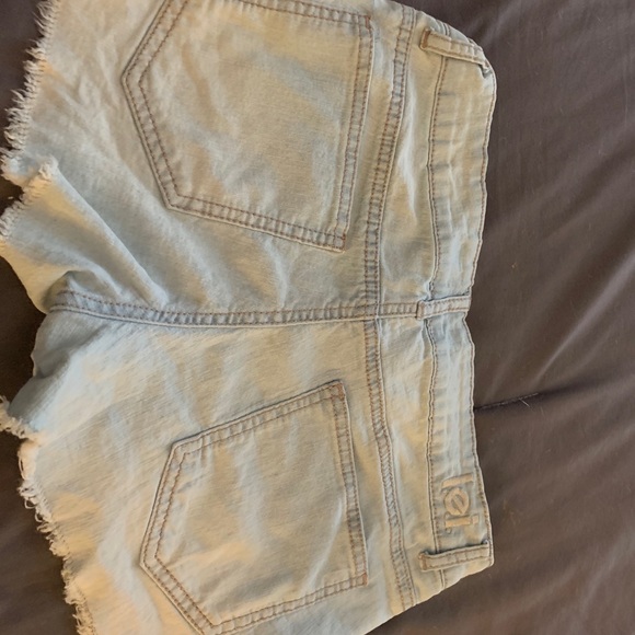 Short shorts - Picture 3 of 3